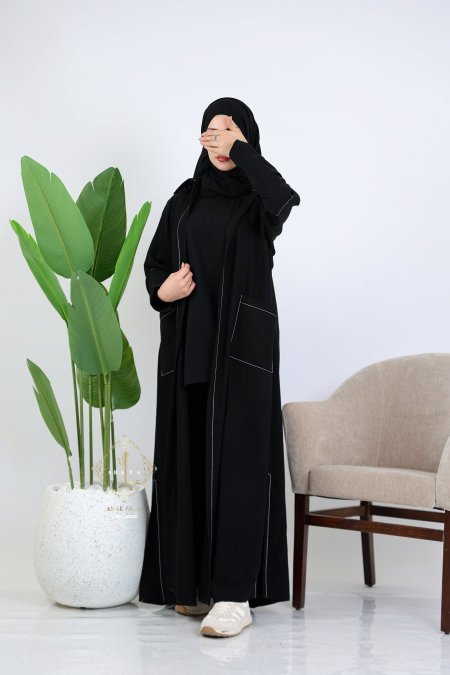 عباية سبور أسود مع طقم تحتها